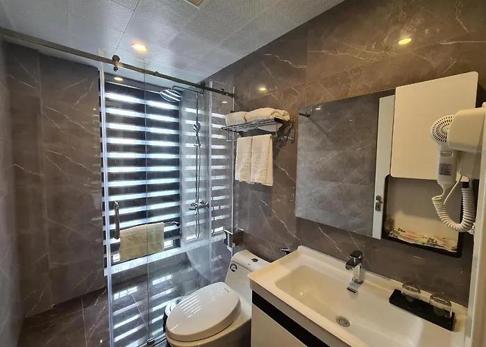 Khanh Linh Bai Chay Hotel *